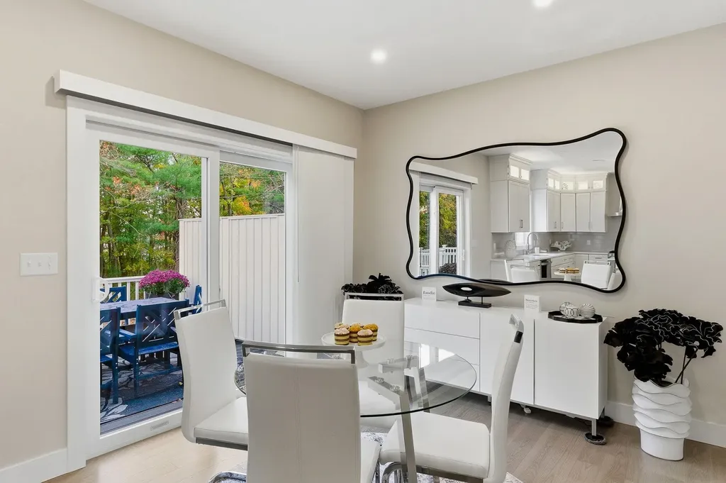 12 Elise Avenue Londonderry NH 03053