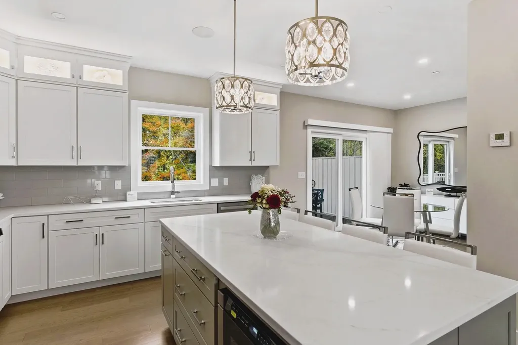 14 Elise Avenue Londonderry NH 03053