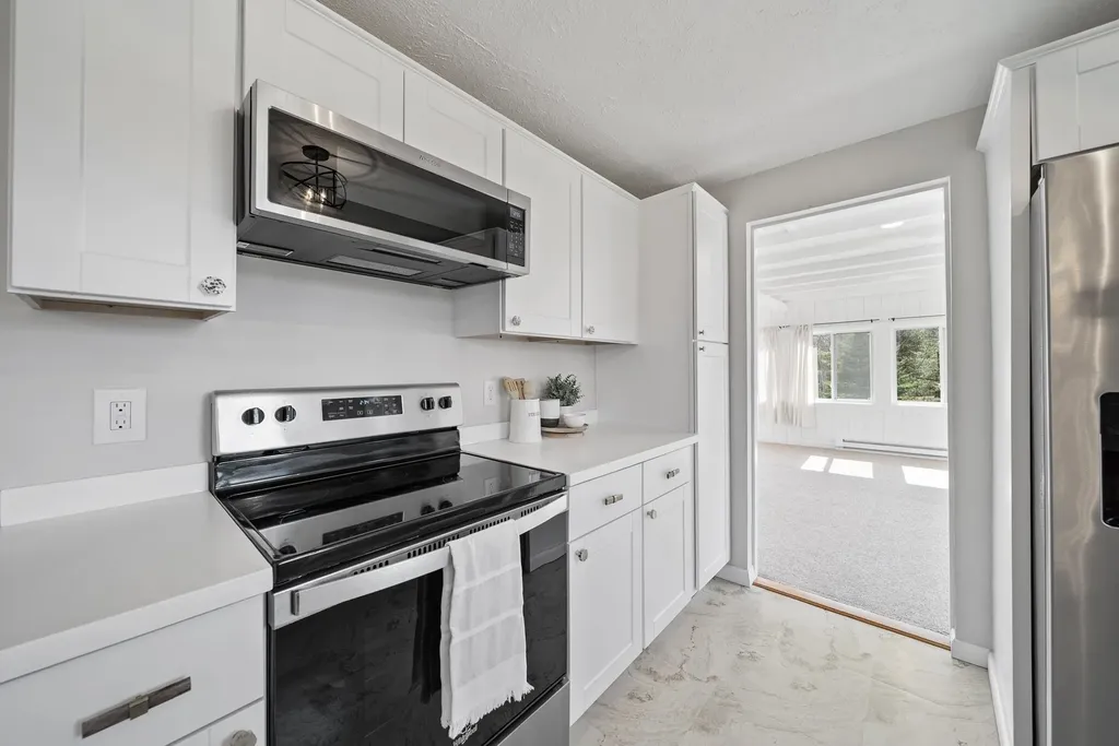 156 Chester Road Derry NH 03038