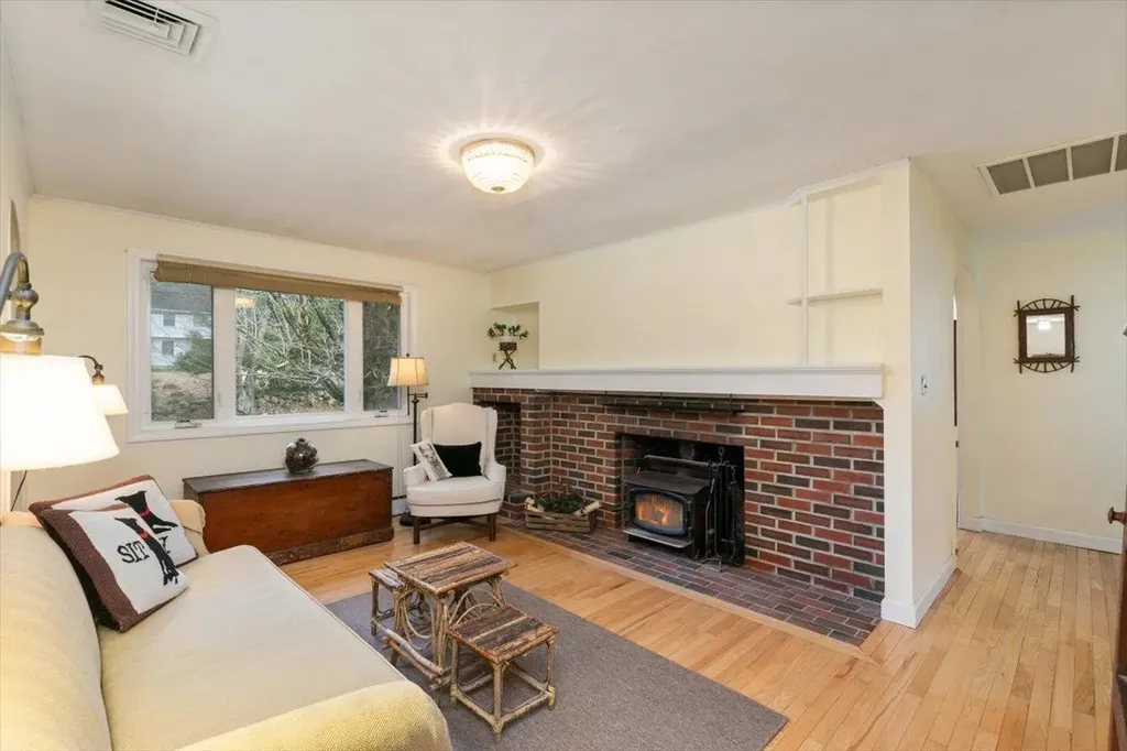 76 Hilldale Avenue South Hampton NH 03827