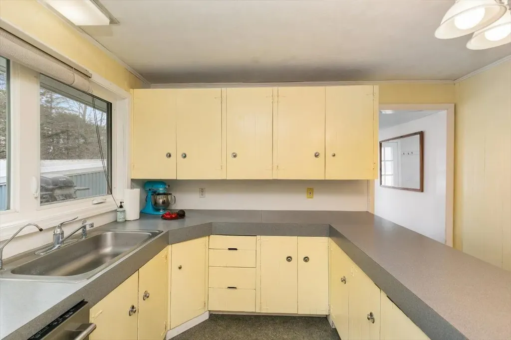 76 Hilldale Avenue South Hampton NH 03827