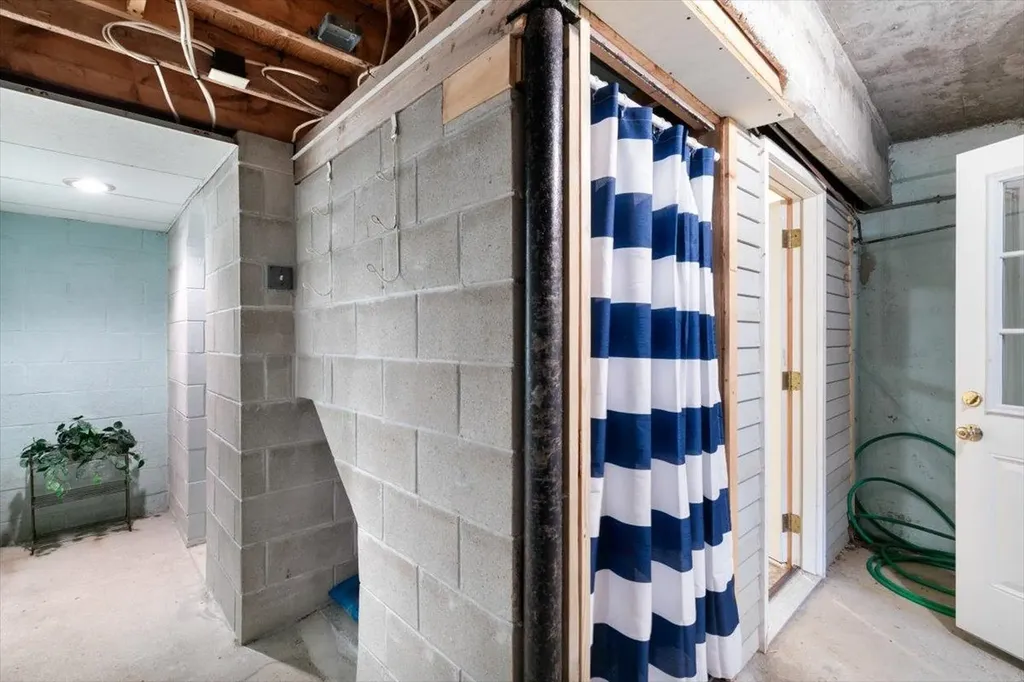 76 Hilldale Avenue South Hampton NH 03827