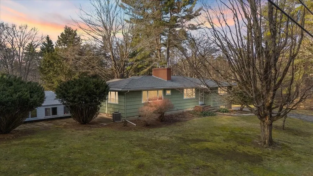 76 Hilldale Avenue South Hampton NH 03827