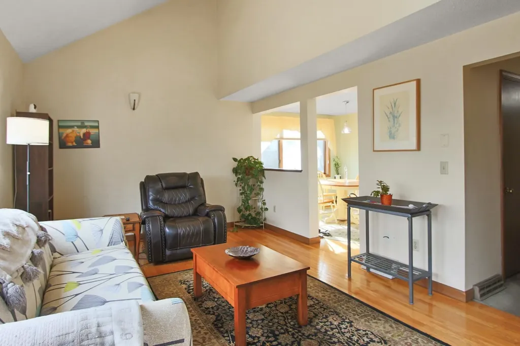 12 Yorkshire Lane Nashua NH 03063