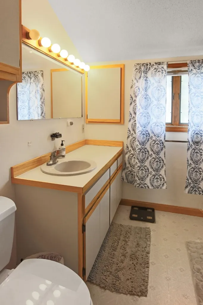 12 Yorkshire Lane Nashua NH 03063