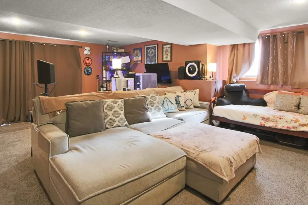 12 Yorkshire Lane Nashua NH 03063