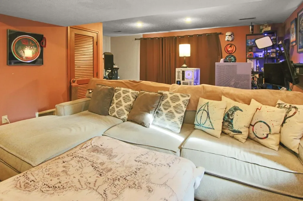 12 Yorkshire Lane Nashua NH 03063