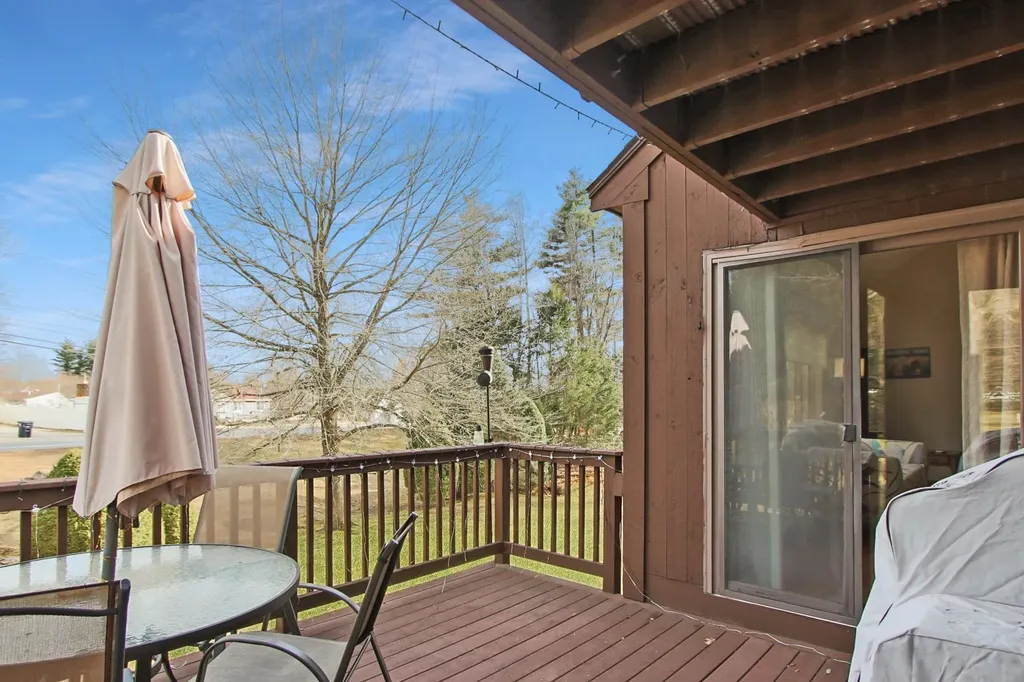 12 Yorkshire Lane Nashua NH 03063