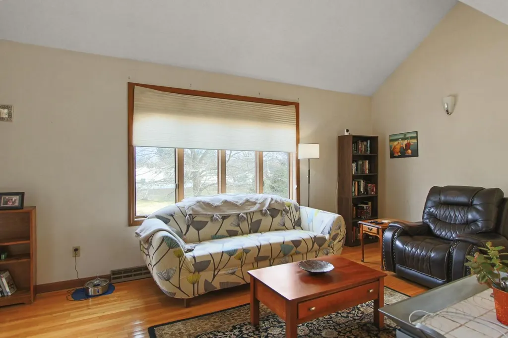 12 Yorkshire Lane Nashua NH 03063