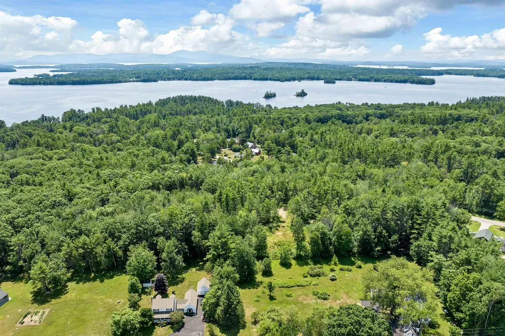 527 Governor Wentworth Highway Tuftonboro NH 03816