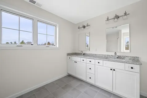 67 Centerwood Way Manchester NH 03102