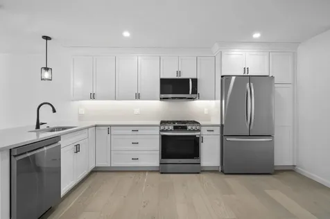 67 Centerwood Way Manchester NH 03102