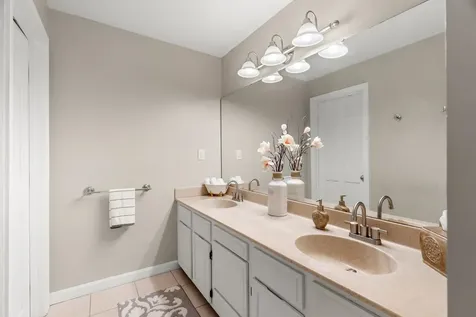 5 Wellesley Drive Bedford NH 03110