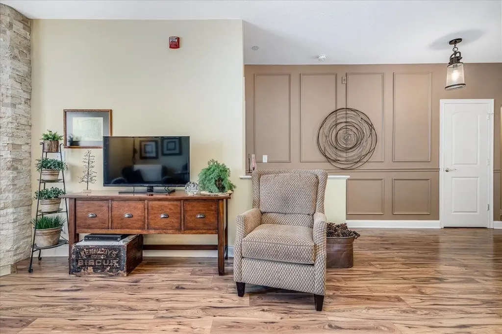 17 Roundabout Way Manchester NH 03102-8442
