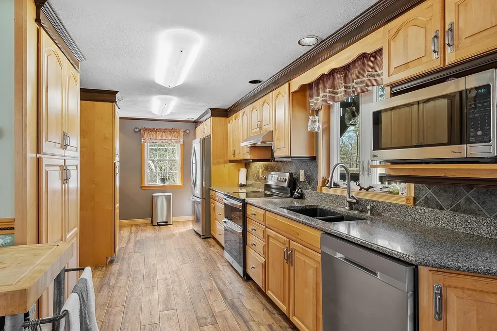 71 Mountain Road Deerfield NH 03037