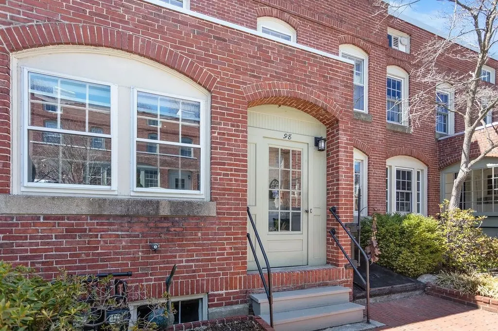 98 Hollis Street Manchester NH 03101