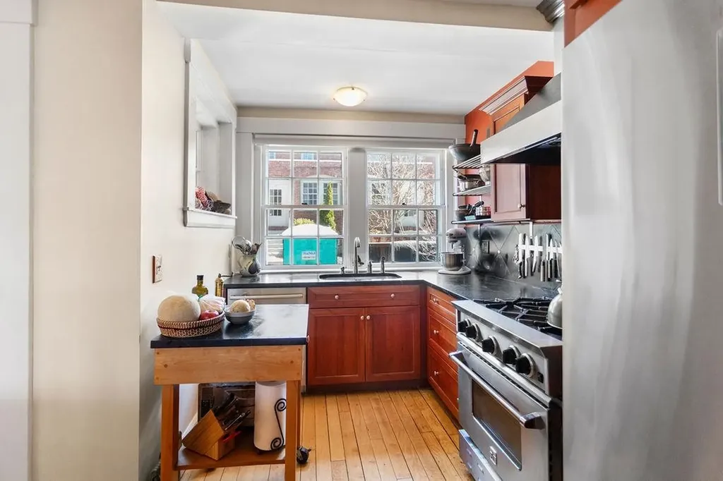 98 Hollis Street Manchester NH 03101