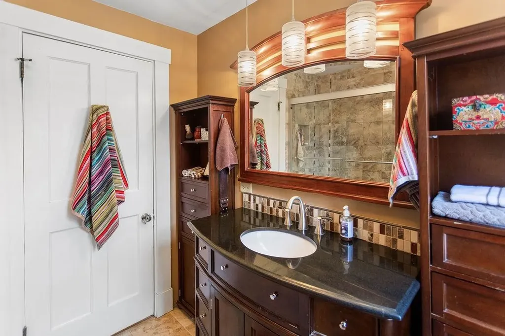 98 Hollis Street Manchester NH 03101