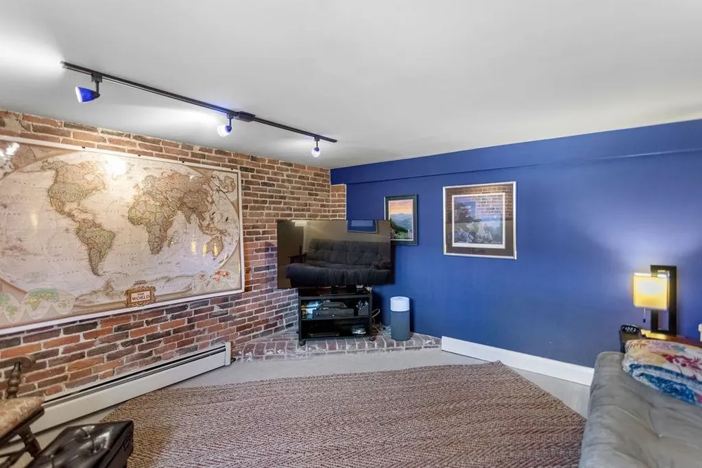 98 Hollis Street Manchester NH 03101