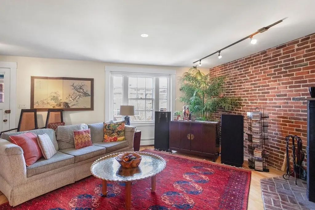 98 Hollis Street Manchester NH 03101