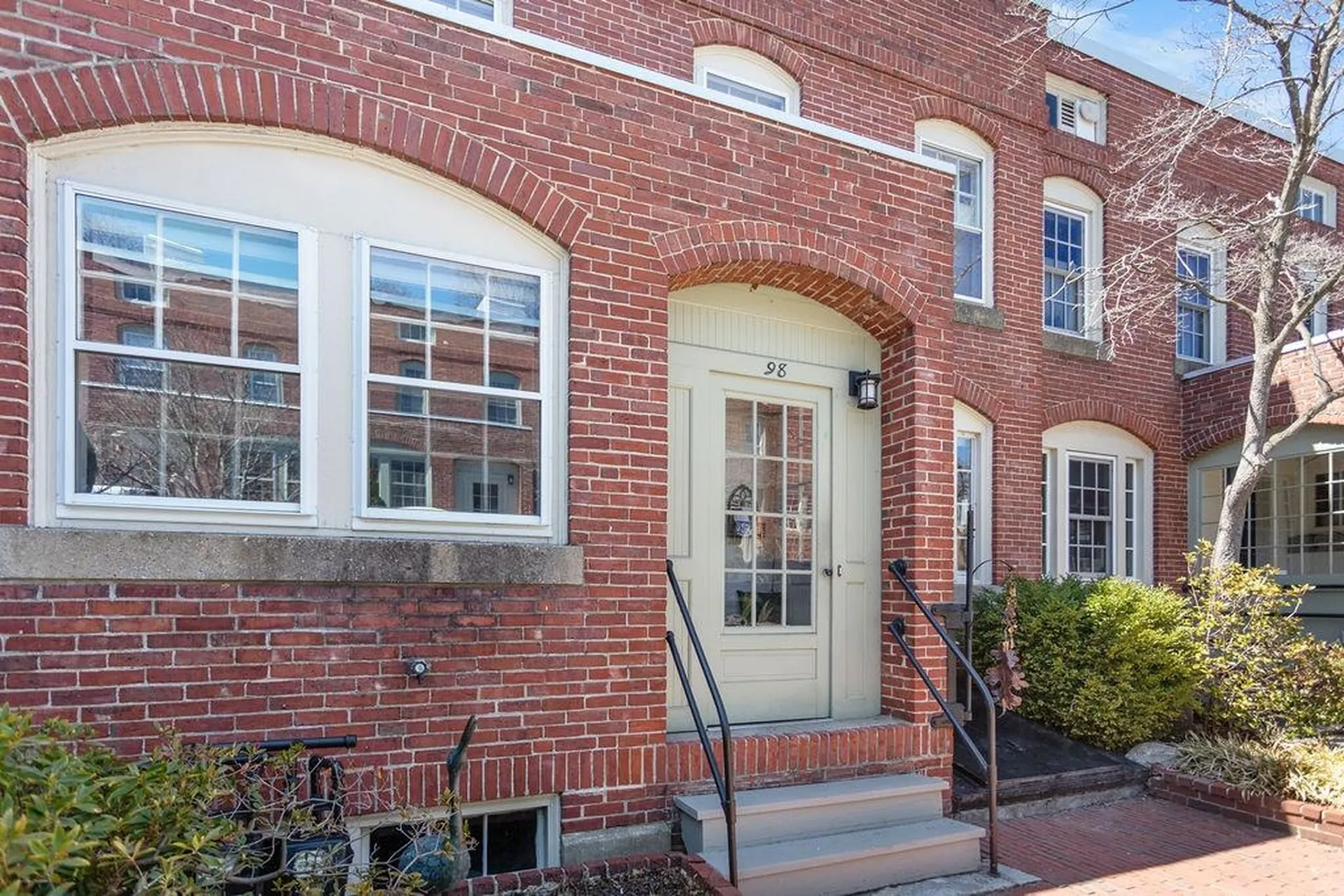 98 Hollis Street Manchester NH 03101