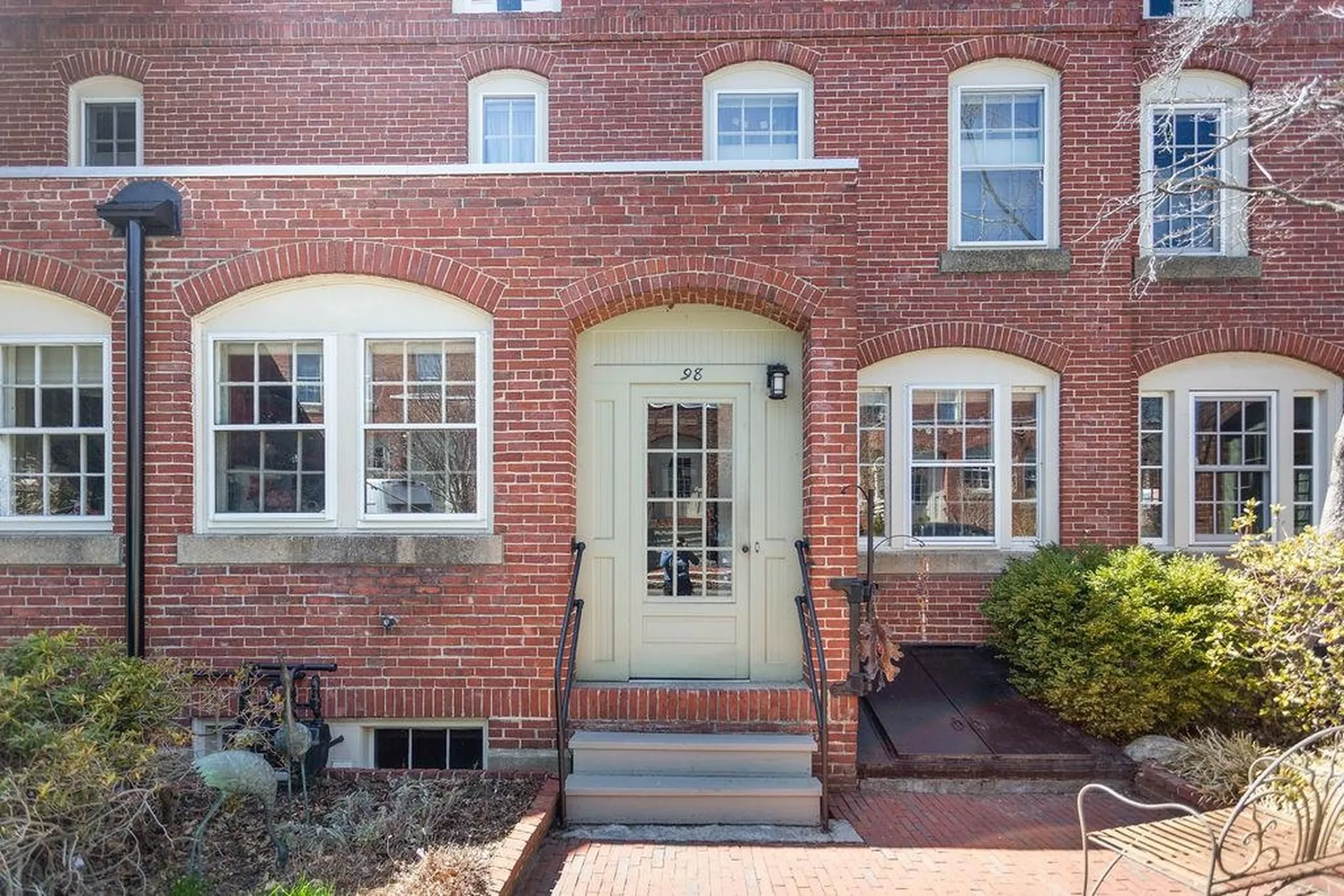 98 Hollis Street Manchester NH 03101