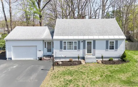 6 Paul Avenue Nashua NH 03060