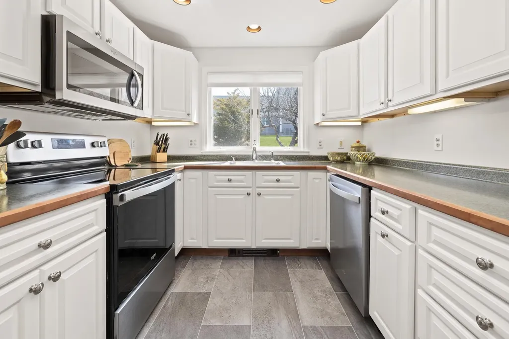 133 Hilltop Place New London NH 03257