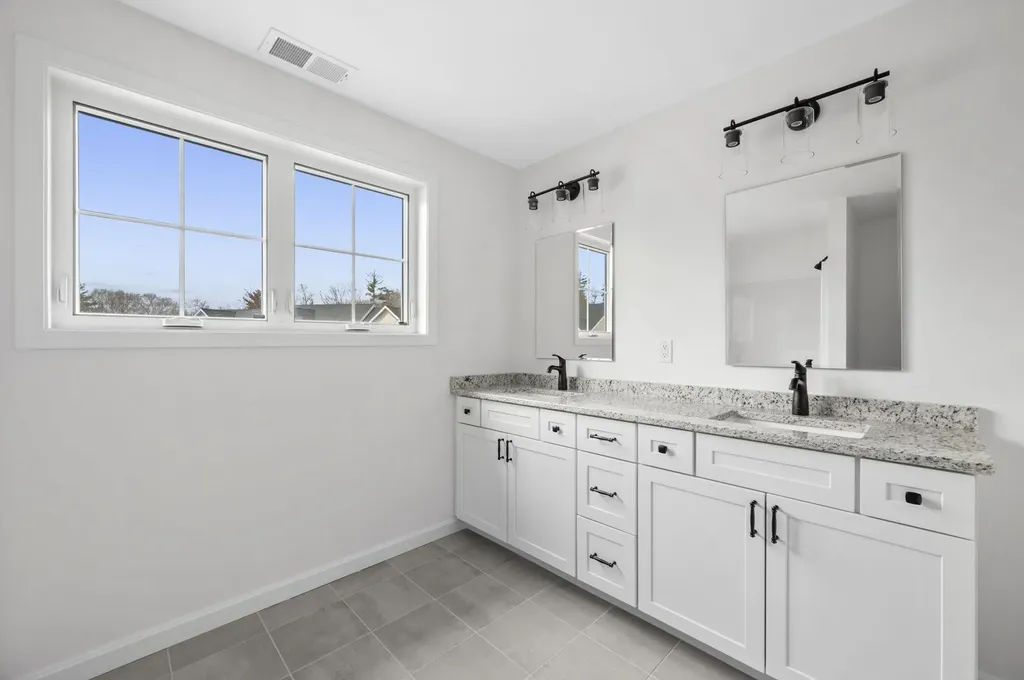 65 Centerwood Way Manchester NH 03102