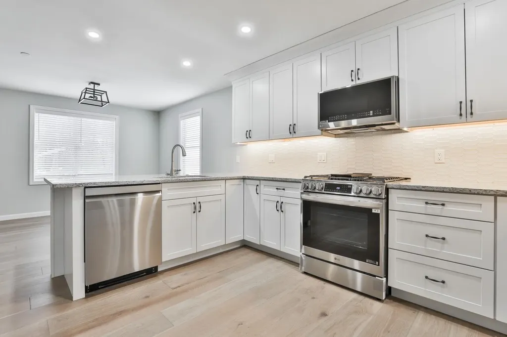 65 Centerwood Way Manchester NH 03102