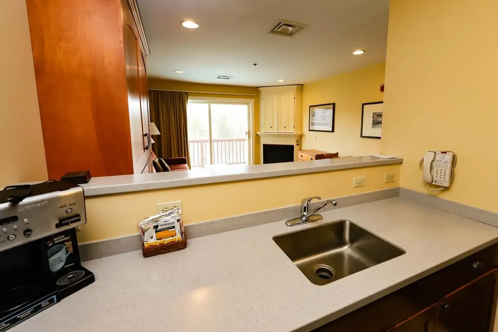 228/230 Qtr. I I I Jackson Gore Inn Ludlow VT 05149