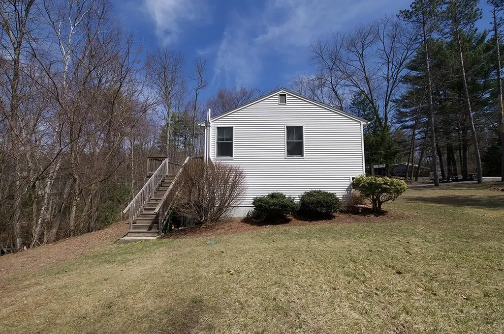 5 Phillipswood Road Sandown NH 03873