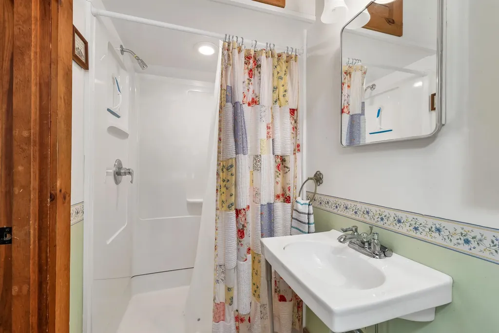 10 Treetop Lane Alton NH 03810