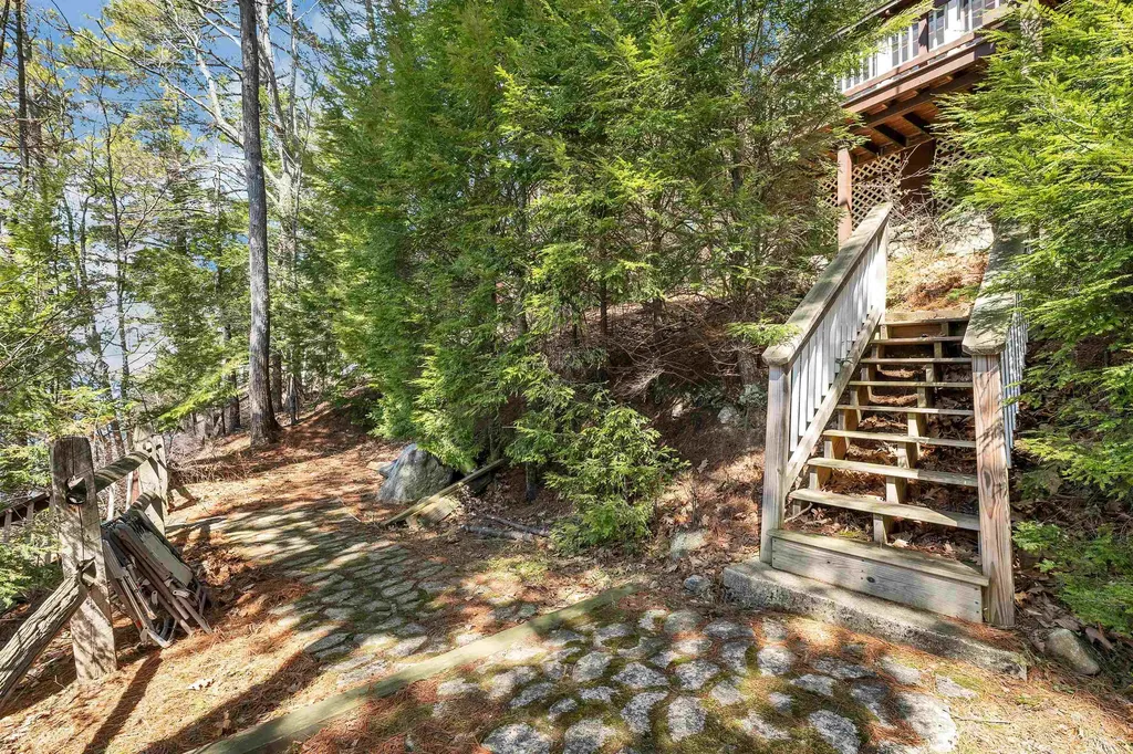10 Treetop Lane Alton NH 03810
