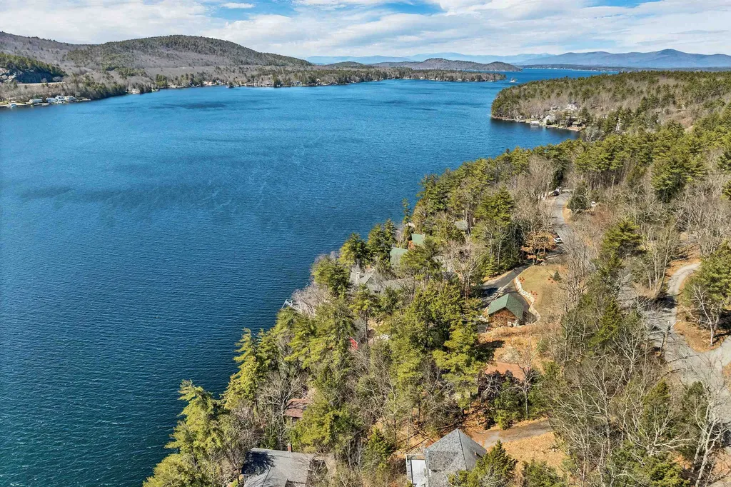 10 Treetop Lane Alton NH 03810