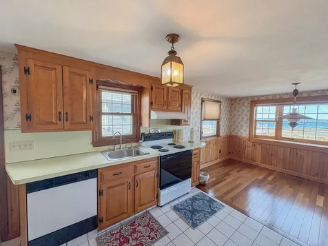 27 Thornton Street Hampton NH 03842