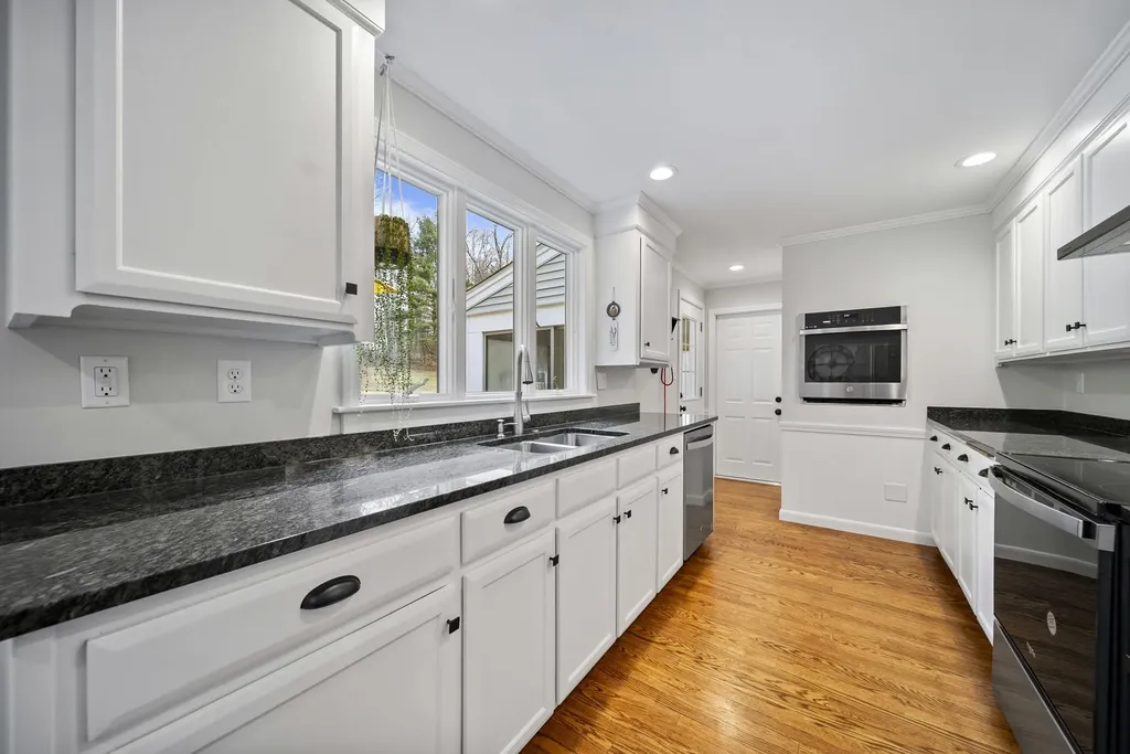 12 Orchard Hill Circle Bedford NH 03110