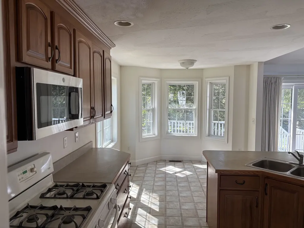 6 Smithfield Terrace Nashua NH 03064