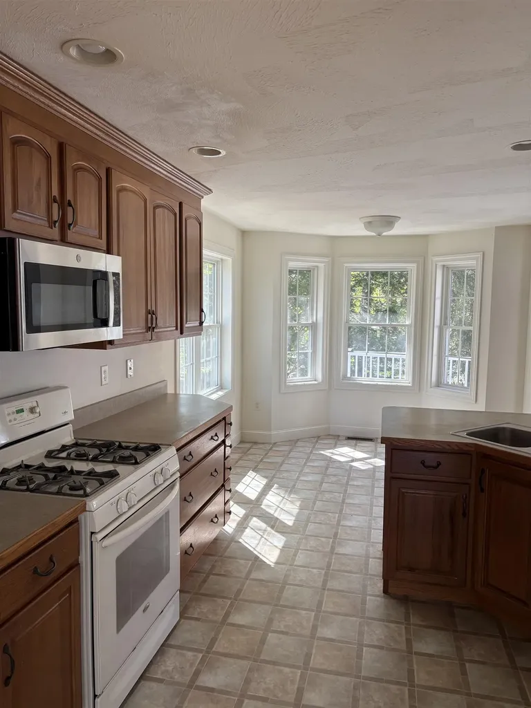 6 Smithfield Terrace Nashua NH 03064