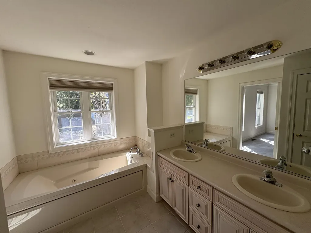 6 Smithfield Terrace Nashua NH 03064