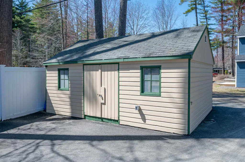 1011 Collettes Grove Road Derry NH 03038