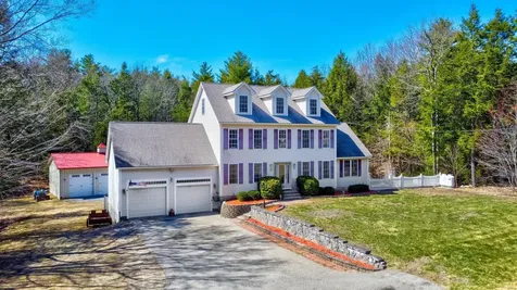 10 Ann Logan Circle Raymond NH 03077