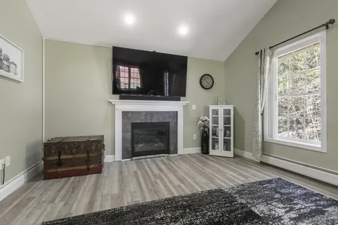 10 Ann Logan Circle Raymond NH 03077