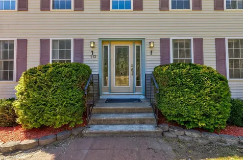 10 Ann Logan Circle Raymond NH 03077