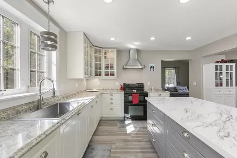 10 Ann Logan Circle Raymond NH 03077