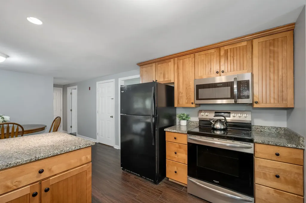 44 High Street Stratham NH 03885