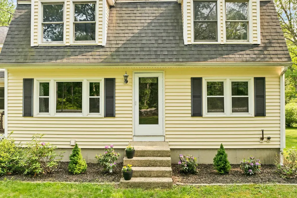 44 High Street Stratham NH 03885