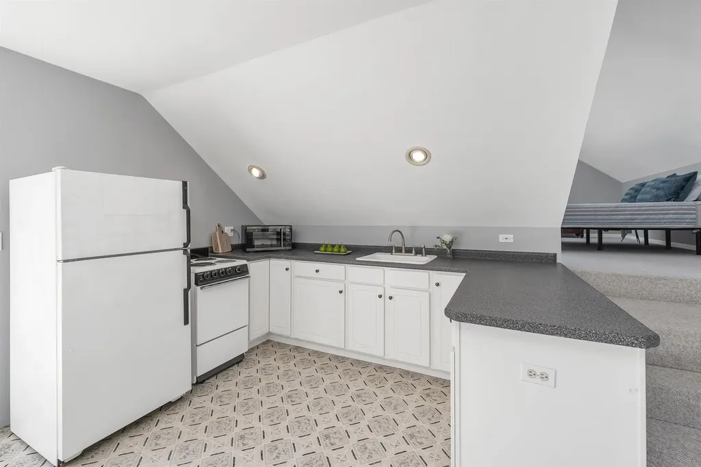 44 High Street Stratham NH 03885