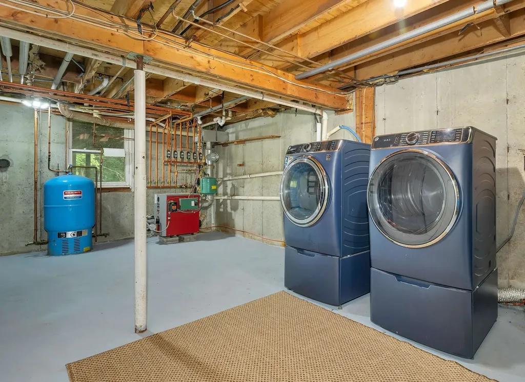 44 High Street Stratham NH 03885