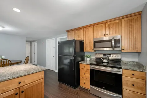 44 High Street Stratham NH 03885